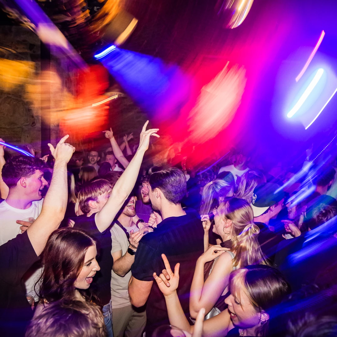 Die große WiWi-Semesterauftakt-Party auf 4 Floors! Die größte Auftaktparty im Wintersemester!